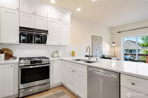 Kitchen - 24038 40th Ave SE, Bothell, WA 98021 photo 2 of 4