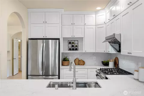 Kitchen - 24038 40th Ave SE, Bothell, WA 98021 photo 3 of 4