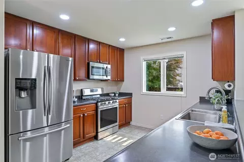Kitchen - 20418 Springbrook Rd SE, Monroe, WA 98272 photo 3 of 4