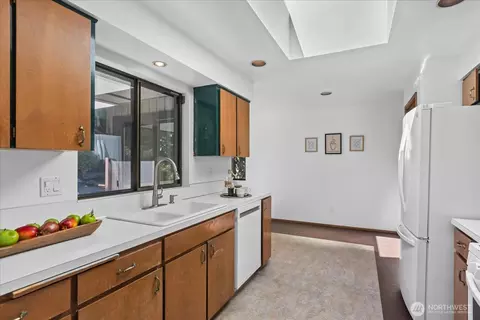 Kitchen - 23711 80th Ln W, Edmonds, WA 98026 photo 3 of 4