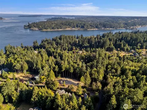 6560 NE Latyson Ln, Bainbridge Island, WA 98110