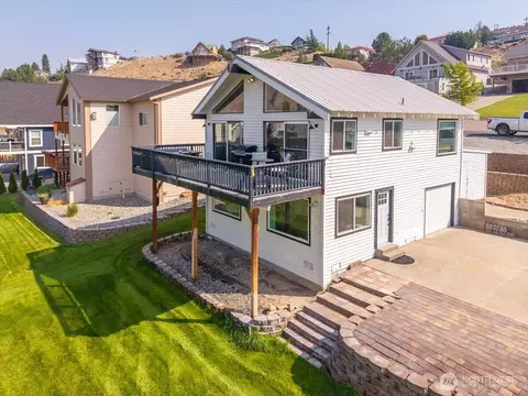 325 W Beach Dr, Orondo, WA 98843