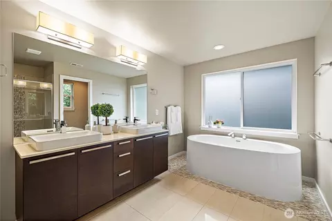 Bath - 16910 40th Ave SE, Bothell, WA 98012 photo 2 of 5