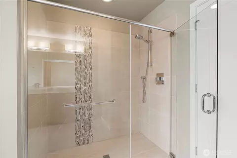 Bath - 16910 40th Ave SE, Bothell, WA 98012 photo 3 of 5