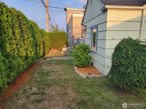 Exterior - 2010 10th St, Everett, WA 98201 photo 2 of 5