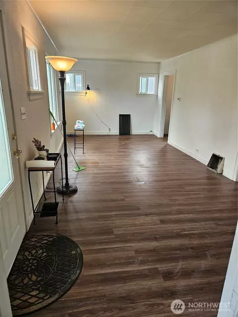 Living - 2010 10th St, Everett, WA 98201 photo 1 of 3