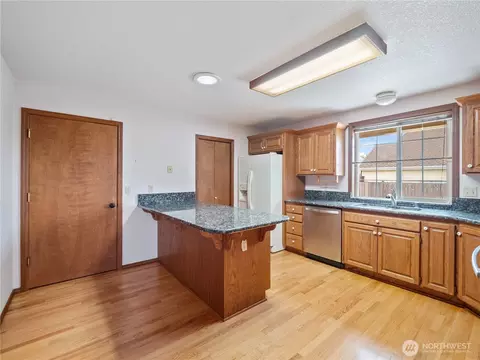 Kitchen - 2839 Christianson Ave, Enumclaw, WA 98022 photo 2 of 4