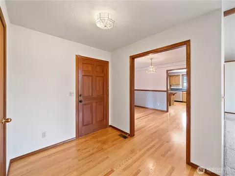 Entry Way - 2839 Christianson Ave, Enumclaw, WA 98022 photo 1 of 2