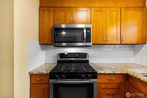 Kitchen - 19040 103rd Ave NE, Bothell, WA 98011 photo 2 of 3