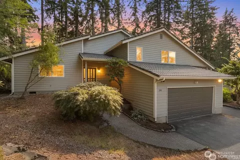 391 E Rainier Dr, Allyn, WA 98524
