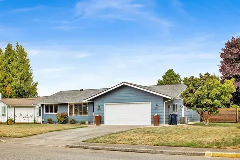 307 Kwanzan Dr, Lynden, WA 98264