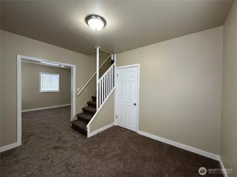 Living - 329 24th St, Longview, WA 98632 photo 5 of 5