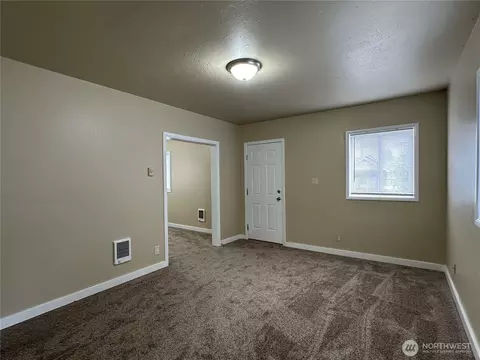 Living - 329 24th St, Longview, WA 98632 photo 2 of 5