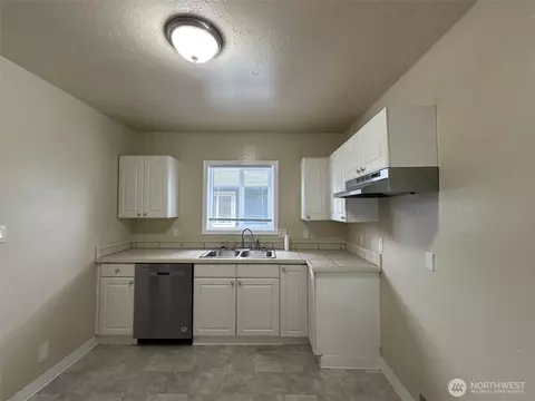 Kitchen - 329 24th St, Longview, WA 98632 photo 1 of 3
