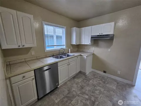 Kitchen - 329 24th St, Longview, WA 98632 photo 2 of 3