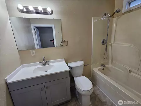Bath - 329 24th St, Longview, WA 98632 photo 2 of 2