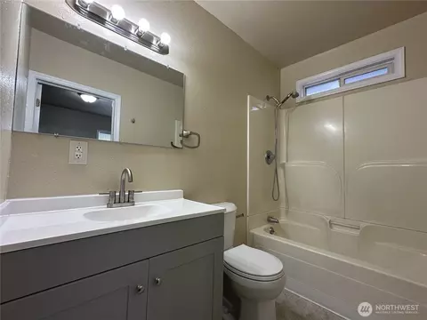 Bath - 329 24th St, Longview, WA 98632 photo 1 of 2