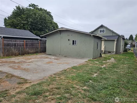 Exterior - 329 24th St, Longview, WA 98632 photo 2 of 3