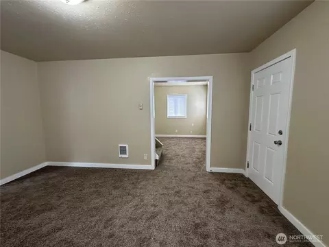 Living - 329 24th St, Longview, WA 98632 photo 3 of 5
