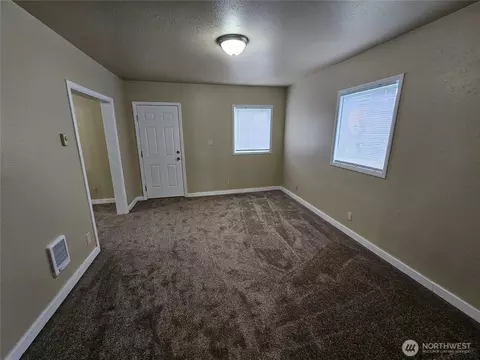 Living - 329 24th St, Longview, WA 98632 photo 1 of 5