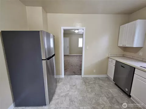 Kitchen - 329 24th St, Longview, WA 98632 photo 3 of 3