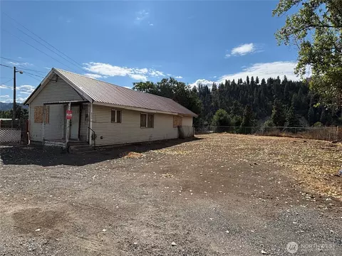 8830 School St, Dryden, WA 98821