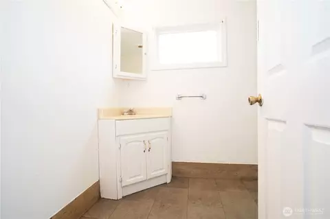 Bath - 18225 SE 416th St, Enumclaw, WA 98022 photo 1 of 2