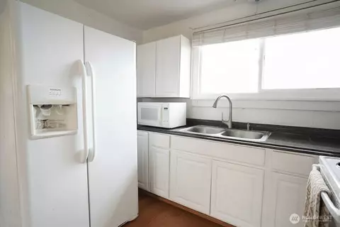 Kitchen - 18225 SE 416th St, Enumclaw, WA 98022 photo 2 of 2