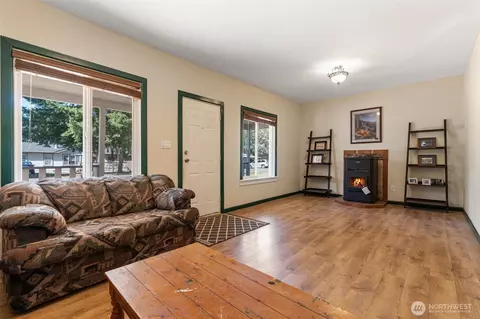 Living - 916 B St, Vader, WA 98593 photo 1 of 3