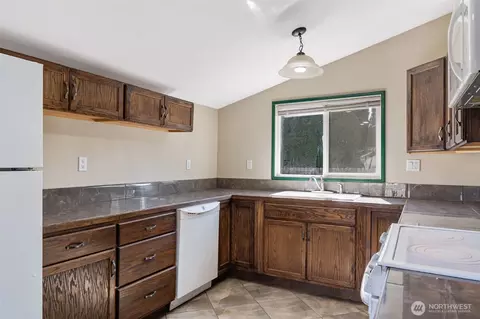 Kitchen - 916 B St, Vader, WA 98593 photo 3 of 4