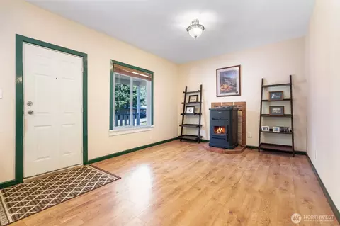 Entry Way - 916 B St, Vader, WA 98593 photo 1 of 1