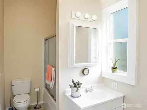 Bath - 8 W 3rd St, Odessa, WA 99159 photo 1 of 1