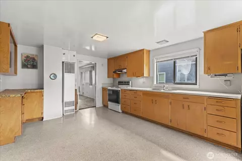 Kitchen - 2310 Rockefeller Ave, Everett, WA 98201 photo 1 of 4