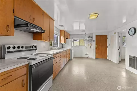 Kitchen - 2310 Rockefeller Ave, Everett, WA 98201 photo 3 of 4