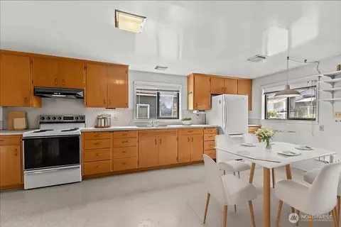 Kitchen - 2310 Rockefeller Ave, Everett, WA 98201 photo 2 of 4