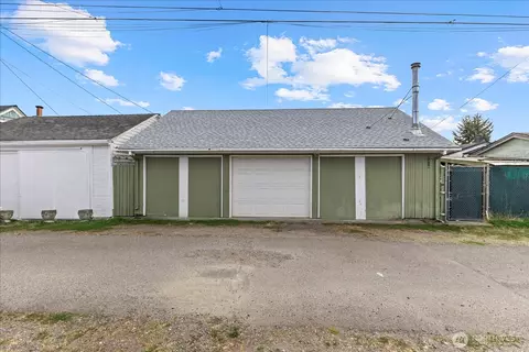 Exterior - 2310 Rockefeller Ave, Everett, WA 98201 photo 5 of 6