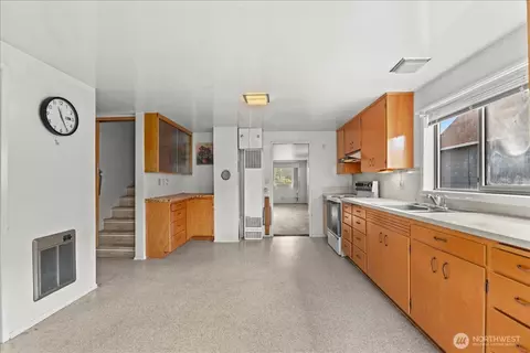 Kitchen - 2310 Rockefeller Ave, Everett, WA 98201 photo 4 of 4