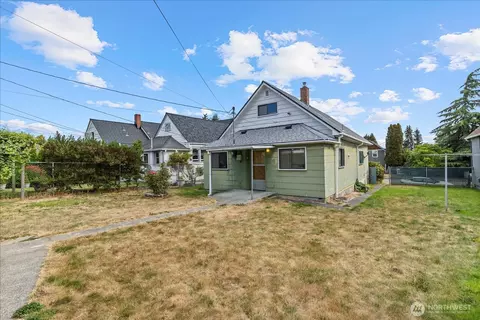 Exterior - 2310 Rockefeller Ave, Everett, WA 98201 photo 3 of 6