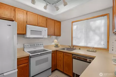 Kitchen - 11201 3rd Ave SE #40A, Everett, WA 98208 photo 2 of 3