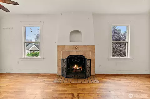 Living - 3053 Porter St, Enumclaw, WA 98022 photo 6 of 6