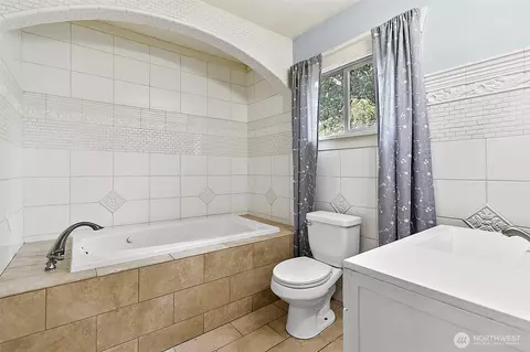 Bath - 3053 Porter St, Enumclaw, WA 98022 photo 1 of 3