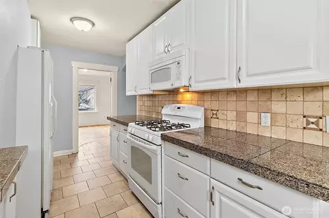 Kitchen - 3053 Porter St, Enumclaw, WA 98022 photo 3 of 3