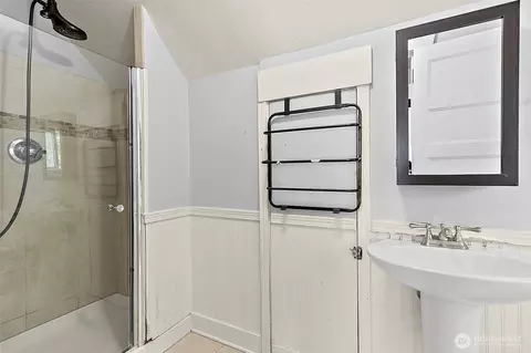 Bath - 3053 Porter St, Enumclaw, WA 98022 photo 3 of 3