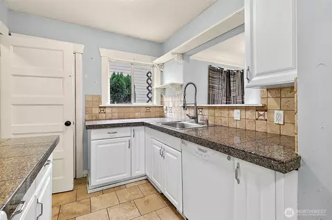 Kitchen - 3053 Porter St, Enumclaw, WA 98022 photo 2 of 3