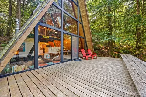 121 E Woods Pl, Belfair, WA 98528