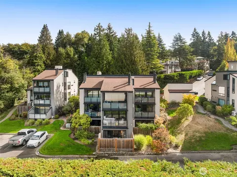 11228 NE 68th St #A, Kirkland, WA 98033