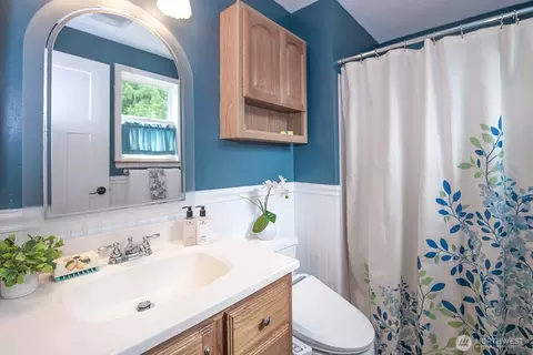 Bath - 16917 17th Ave SE, Bothell, WA 98012 photo 2 of 3