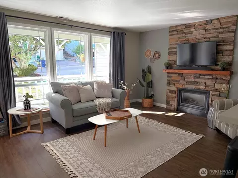 Living - 16917 17th Ave SE, Bothell, WA 98012 photo 2 of 6