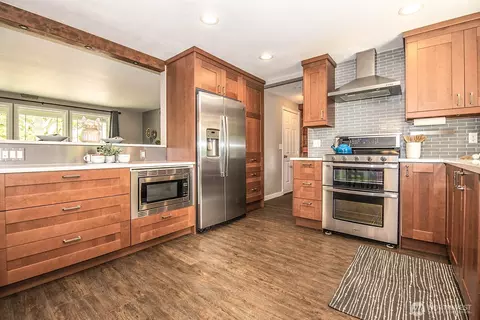 Kitchen - 16917 17th Ave SE, Bothell, WA 98012 photo 2 of 3