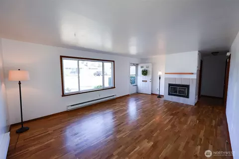 Living - 908 Willow St, Sumner, WA 98390 photo 1 of 4